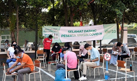 Peserta mengisi data diri di Kartu Kendali Vaksinasi---